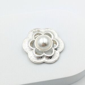 4/24$ 🌻 Vintage flower shape scarf clip with faux pearl